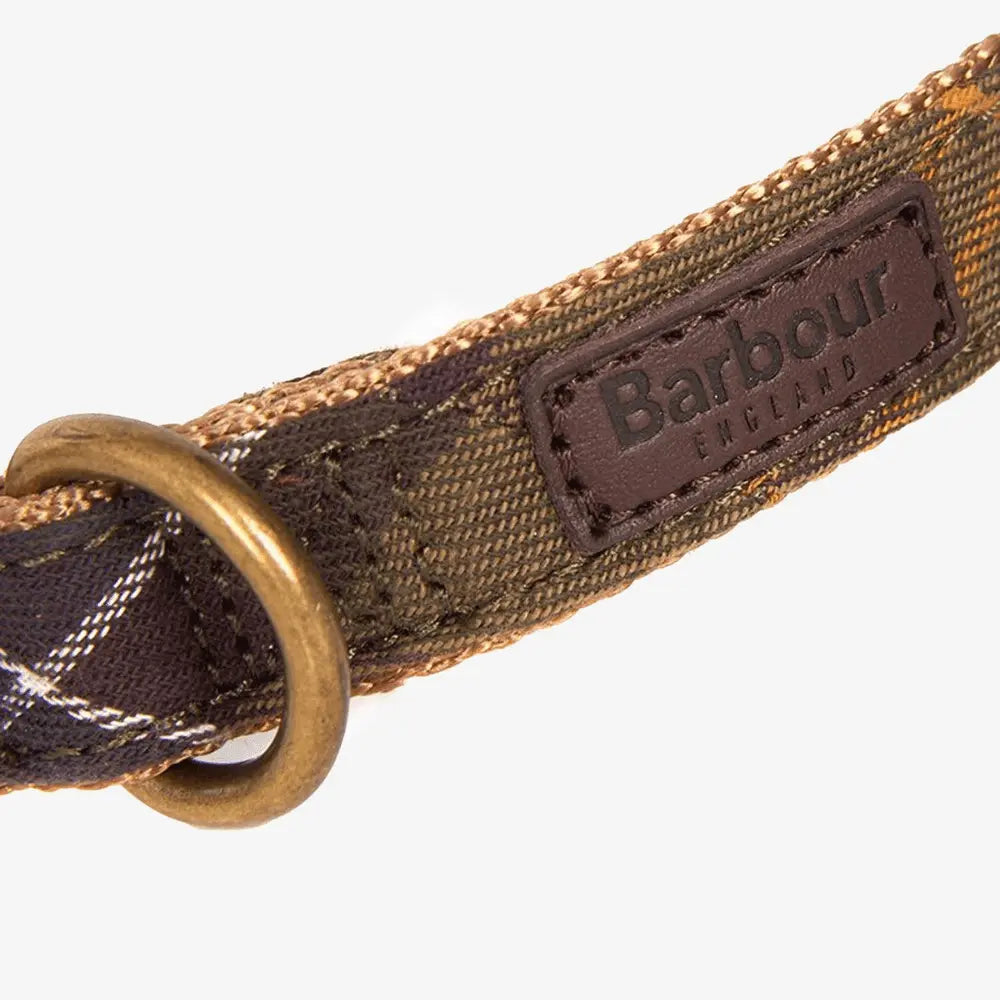 Anneau D laiton et patch cuir Barbour England sur le collier tartan olive et ocre