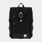 Sac à dos Faguo Commuter 2.0 noir de face, rabat à mousqueton métal, passants en liège et poche avant zippée