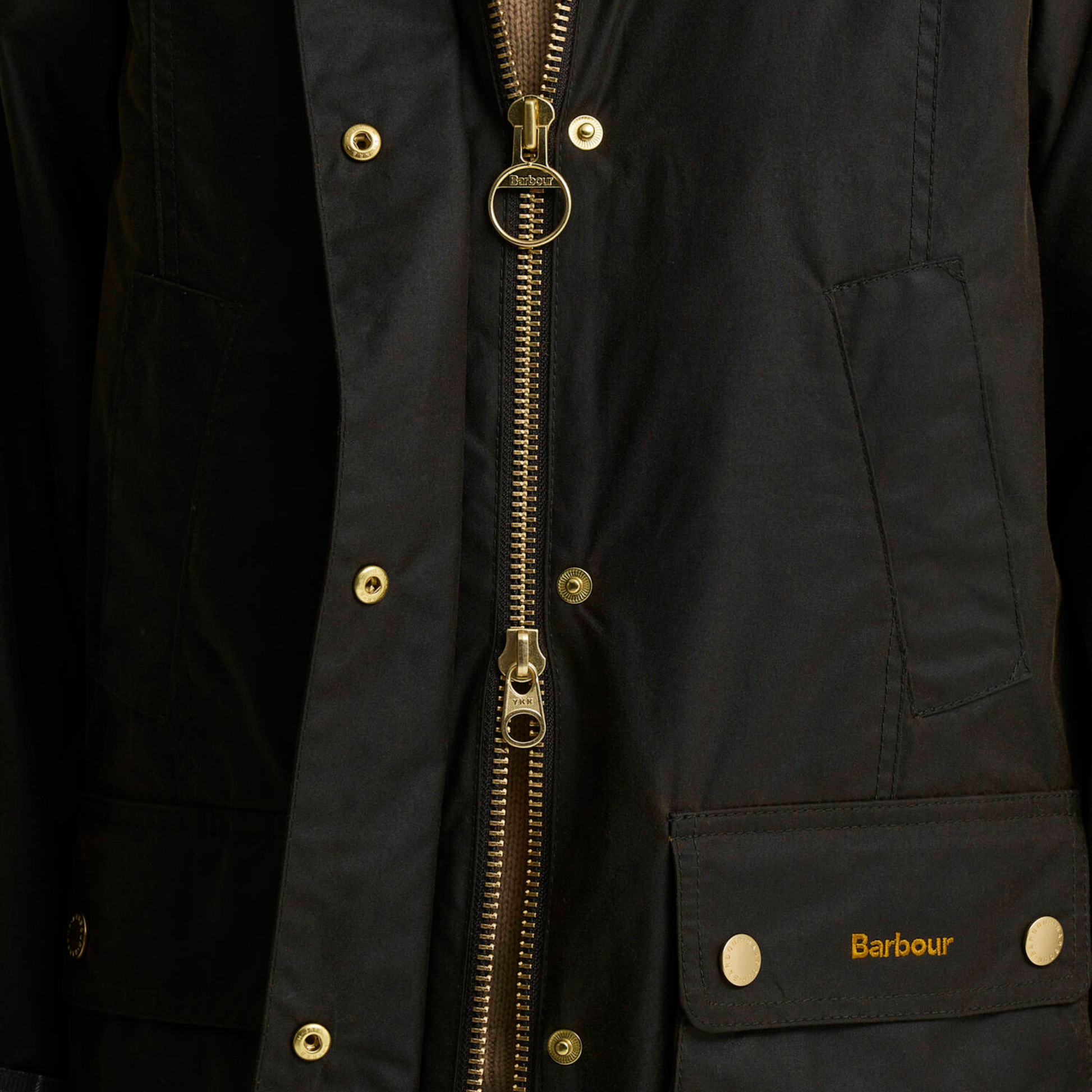 Veste Icons Modern Beadnell olive Barbour - gros plan sur le zip à anneau Barbour et la rangée de pressions dorées