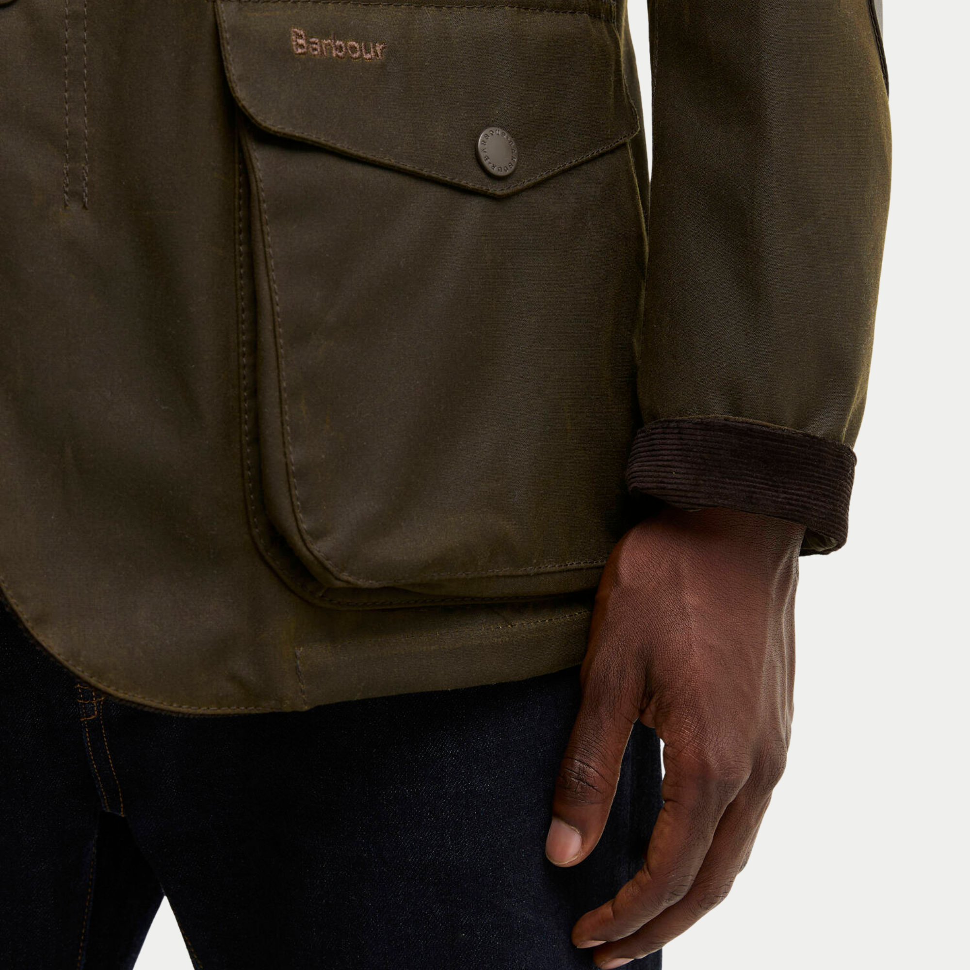 Poche basse brodée Barbour et poignet retroussé en velours côtelé marron de la veste Ogston olive