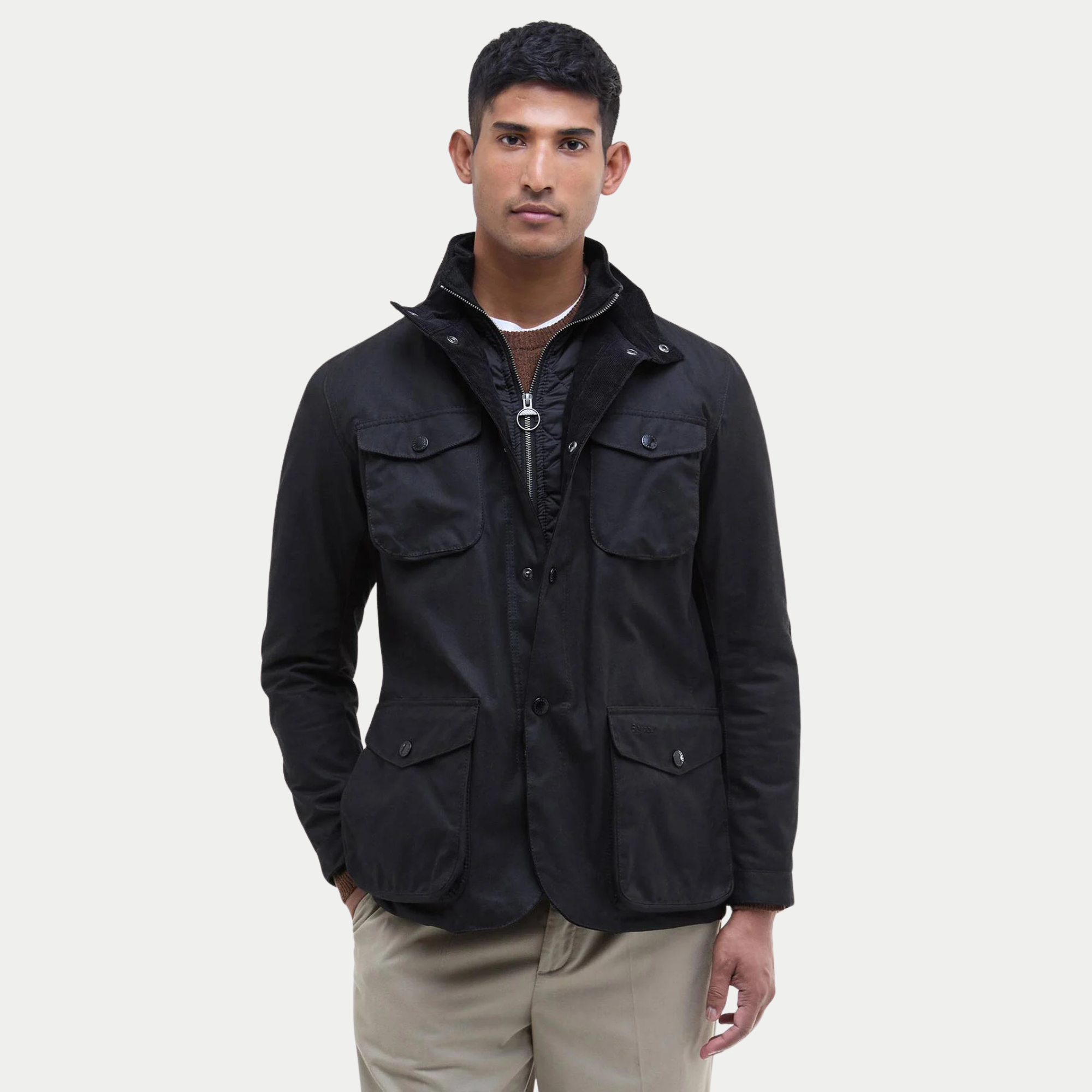 Veste cirée Ogston Barbour marine portée ouverte, gilet matelassé zippé intégré visible au col