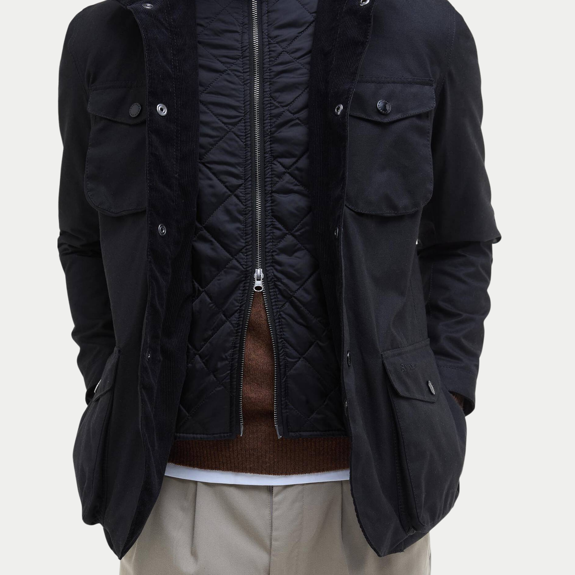 Buste de la veste Ogston Barbour marine ouverte : gilet matelassé à losanges zippé et parement de velours