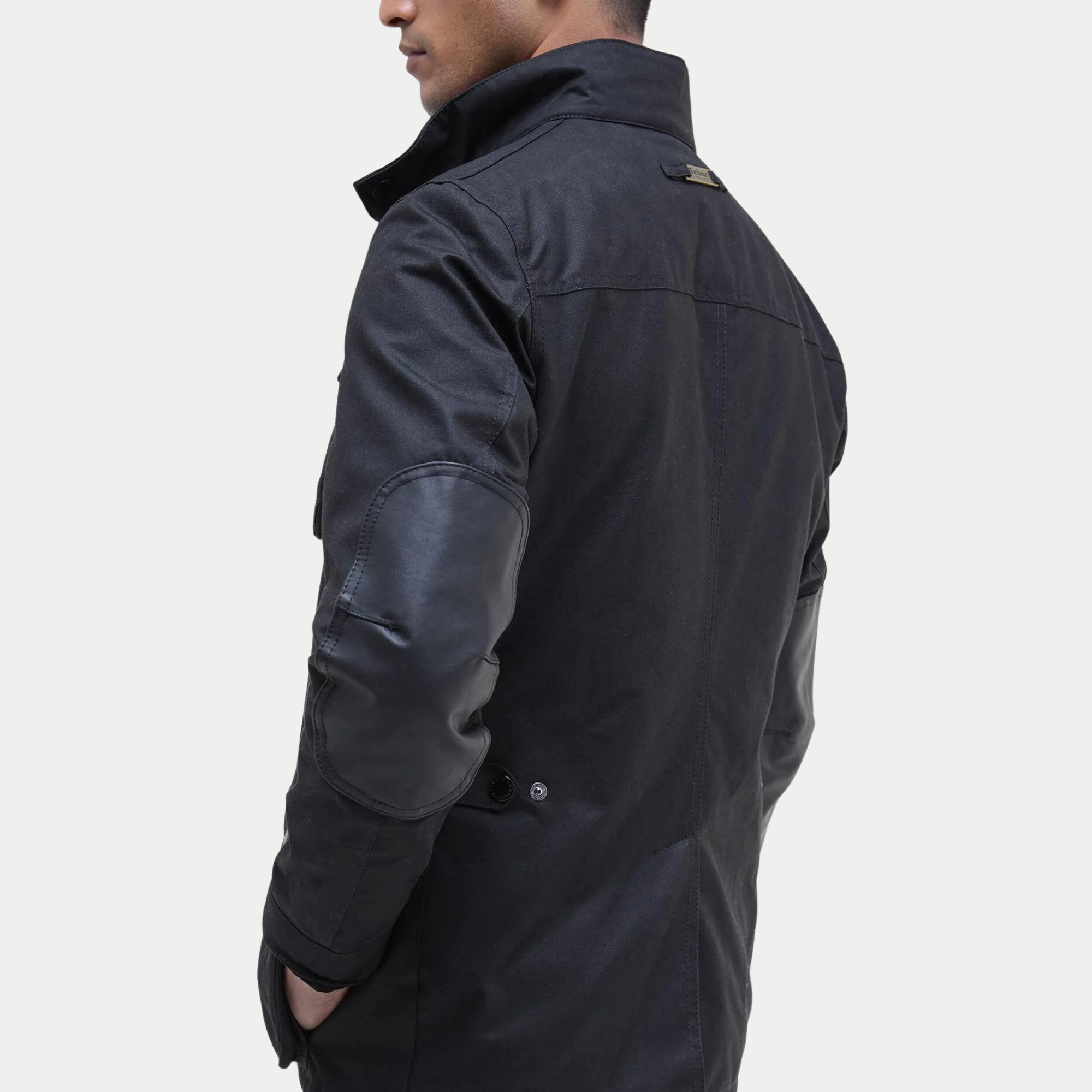 Veste cirée Ogston Barbour marine de trois quarts dos : empiècement de cuir au coude et patte de taille