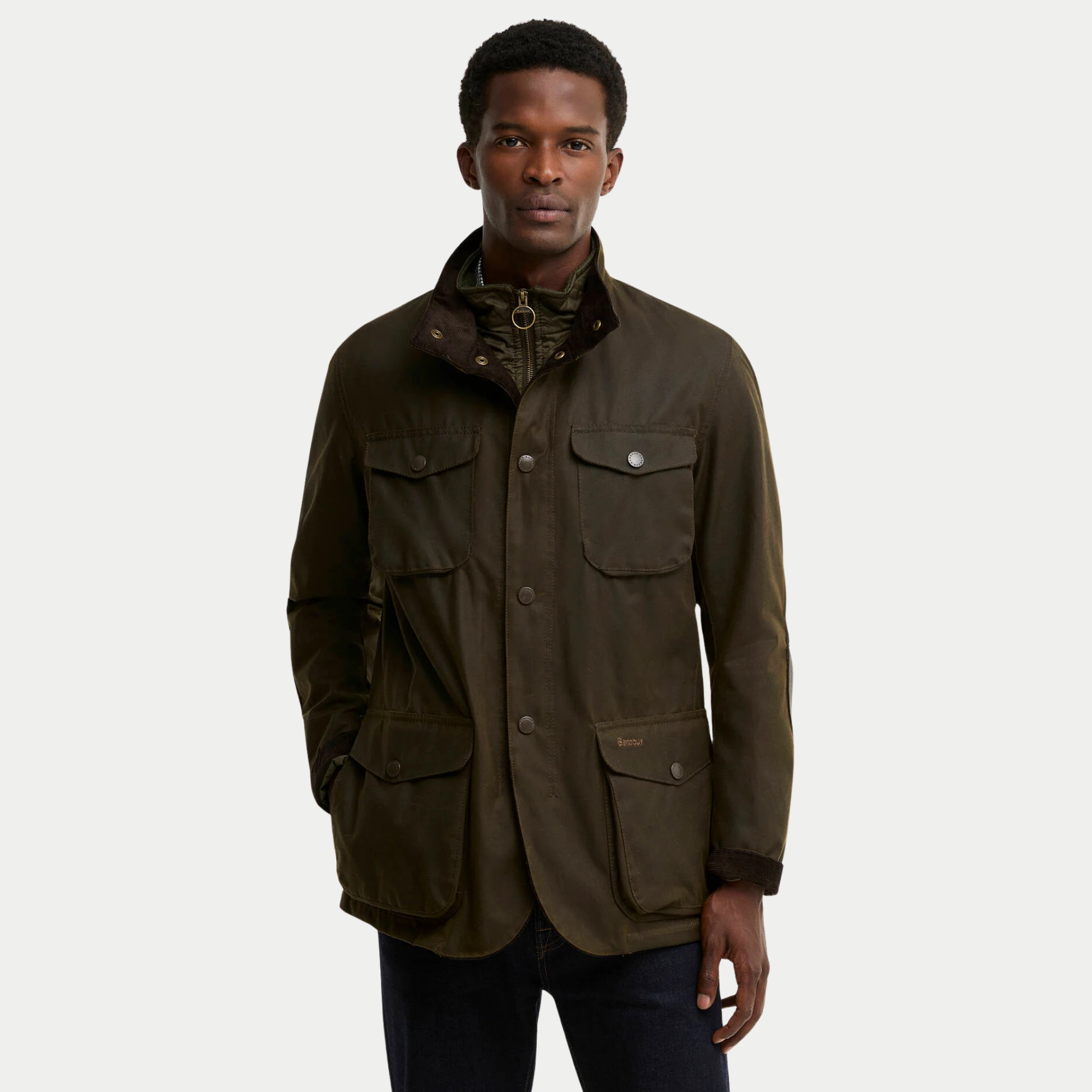 Veste Ogston olive Barbour portée ouverte sur un jean, gilet matelassé intégré à zip laiton visible