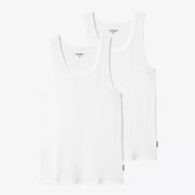 Les deux débardeurs A-shirt blancs posés à plat l'un sur l'autre, maille côtelée fine et encolure en U large