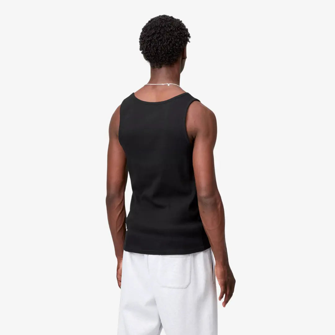 Débardeur A-shirt noir vu de dos, emmanchures larges et petite languette griffée en bas de couture de côté