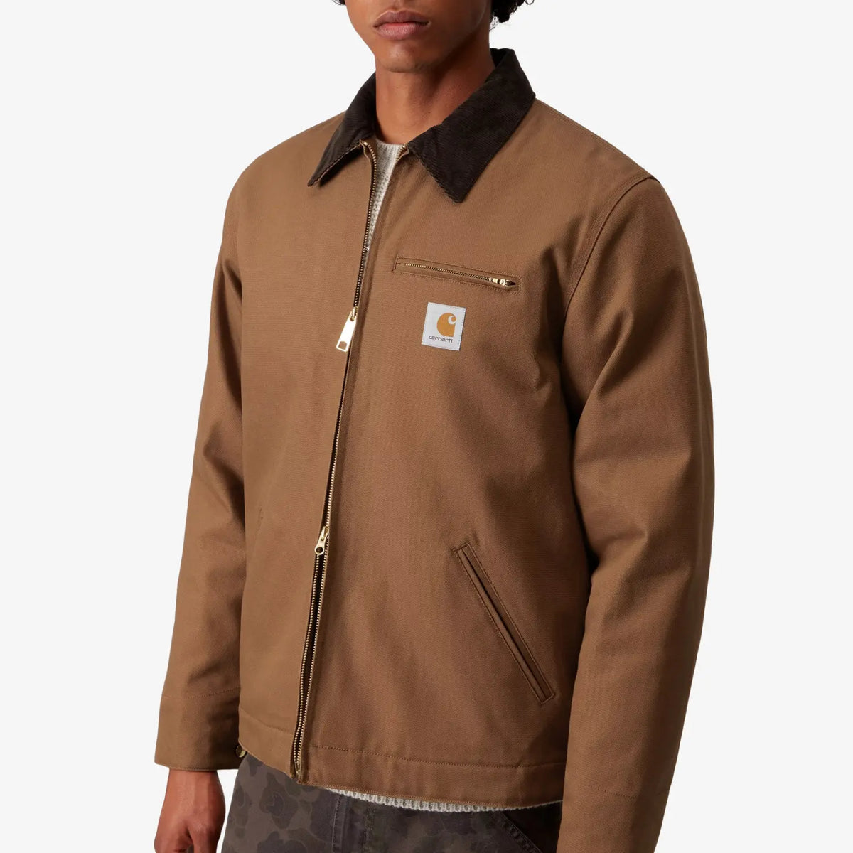 Détail de la Detroit Jacket Winter : col velours côtelé, zip laiton bidirectionnel et poche poitrine zippée