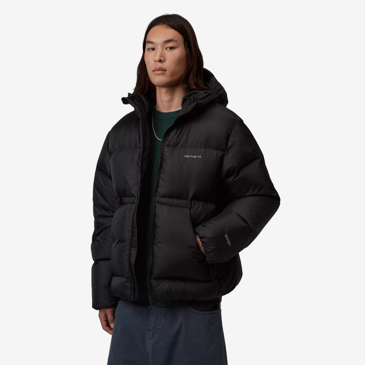 Doudoune Carhartt WIP Ardon noire portée ouverte, vue de trois quarts, logo WIP brodé sur la manche