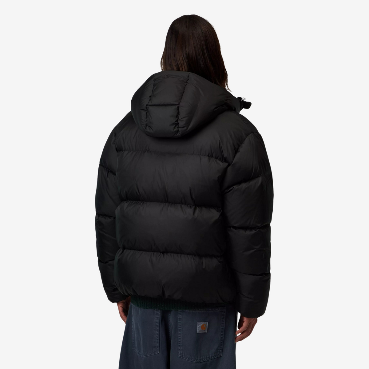 Doudoune Carhartt WIP Ardon noire portée, vue de dos avec la capuche baissée