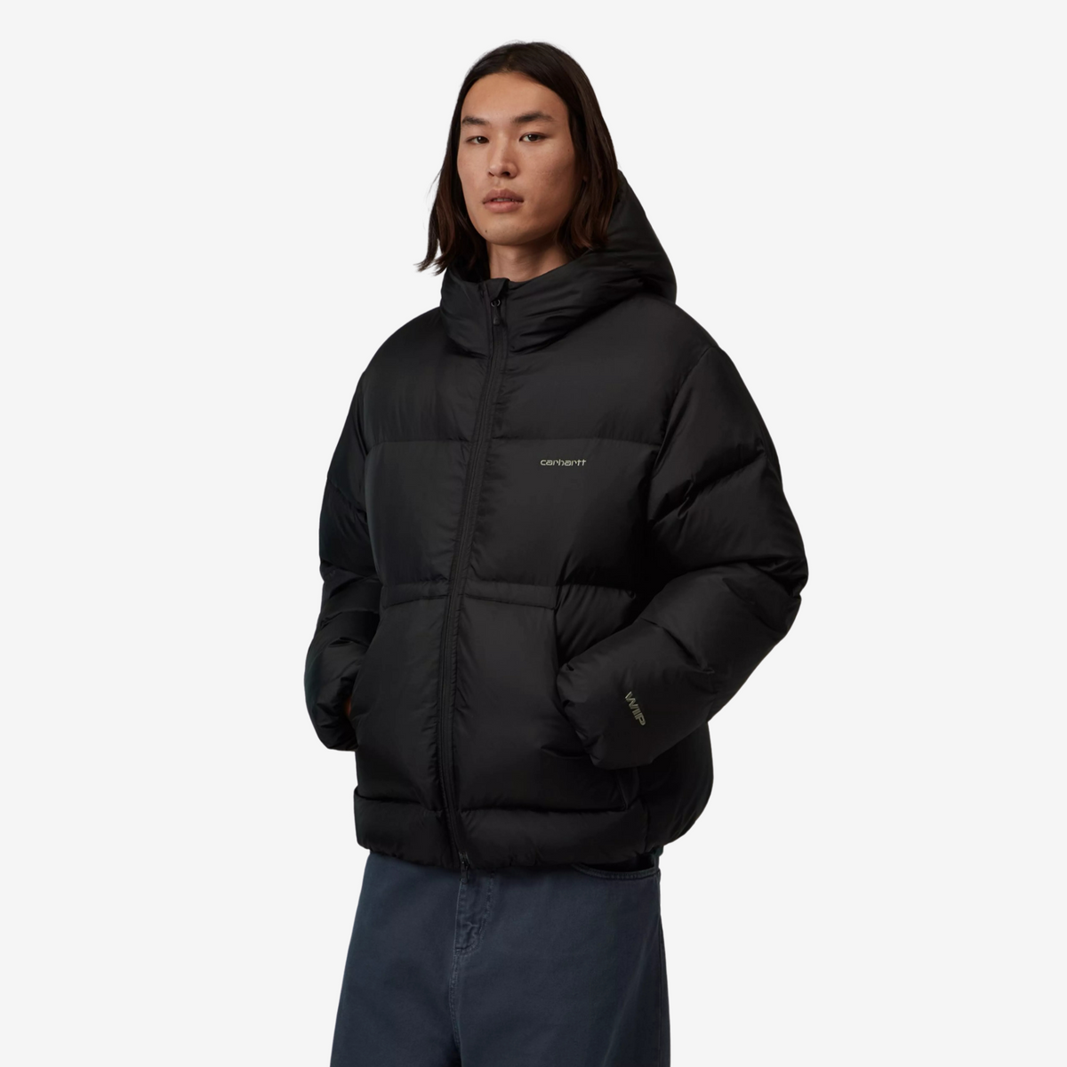 Doudoune Carhartt WIP Ardon noire portée zippée jusqu'au col, vue de face
