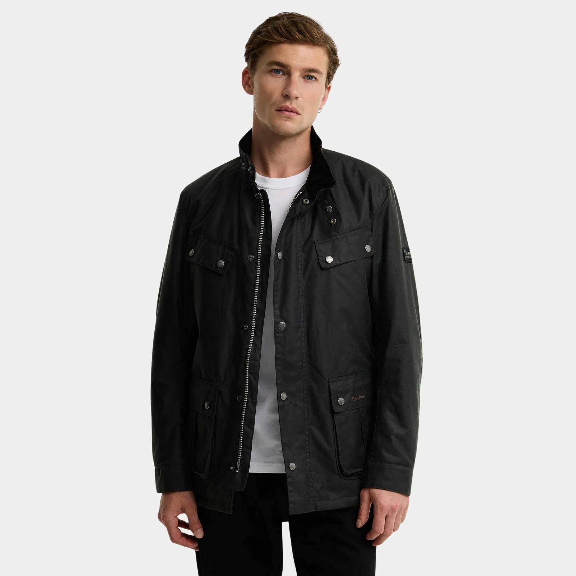 Veste cirée Duke Sage portée ouverte sur un t-shirt blanc, col en velours côtelé relevé, vue de face