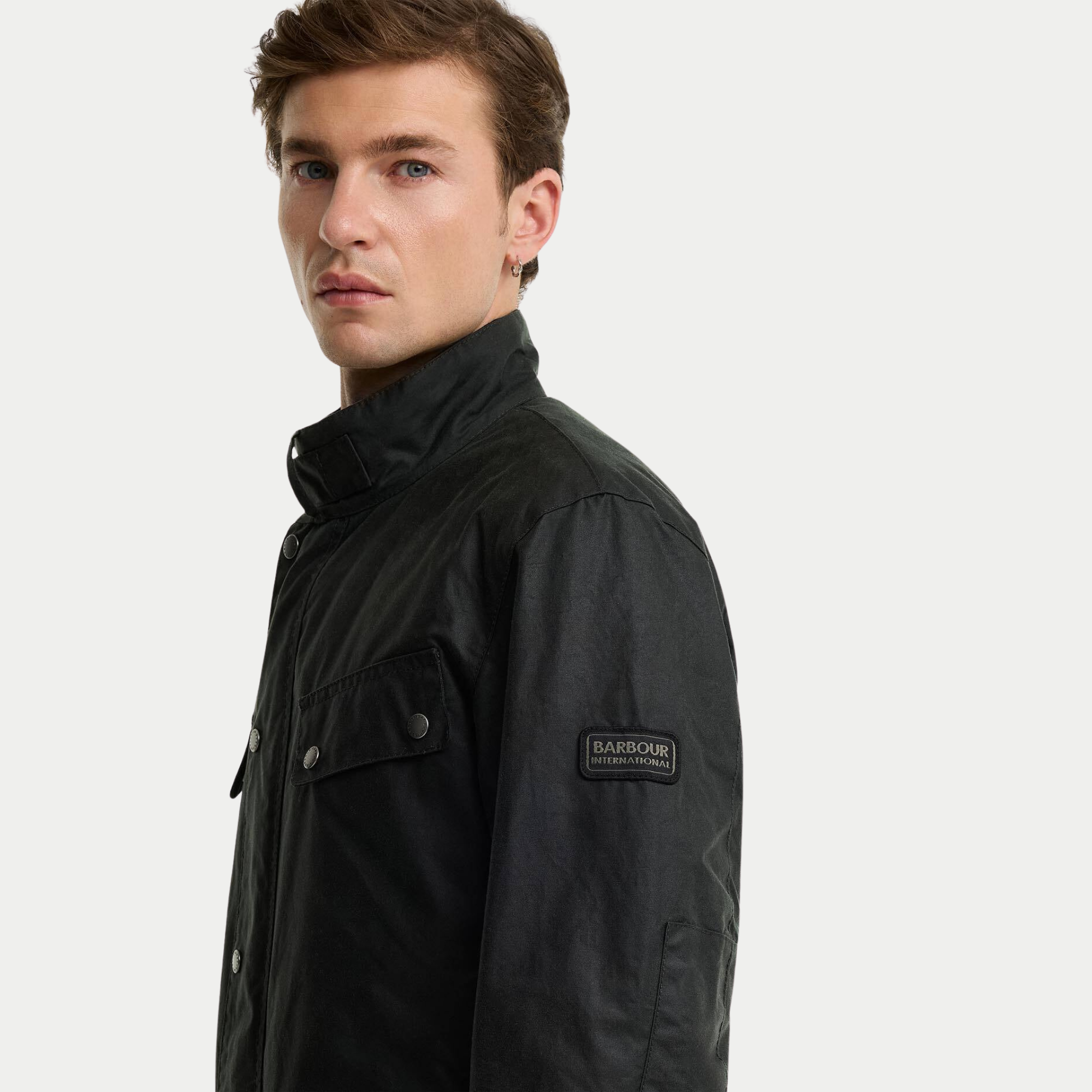 Détail de l’épaule : écusson Barbour International brodé sur la manche de la veste cirée Duke Sage