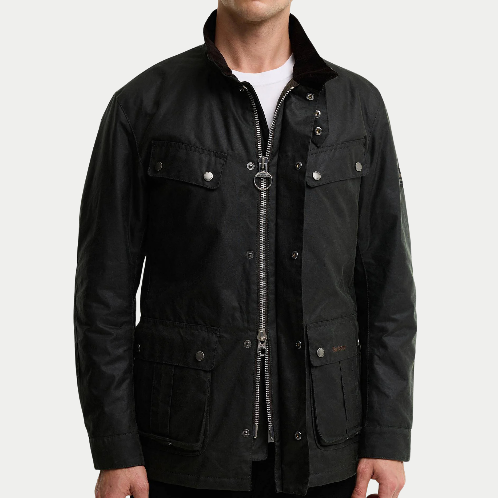 Buste de la veste Duke Sage : zip à tirette anneau, pressions argentées et broderie Barbour cuivre