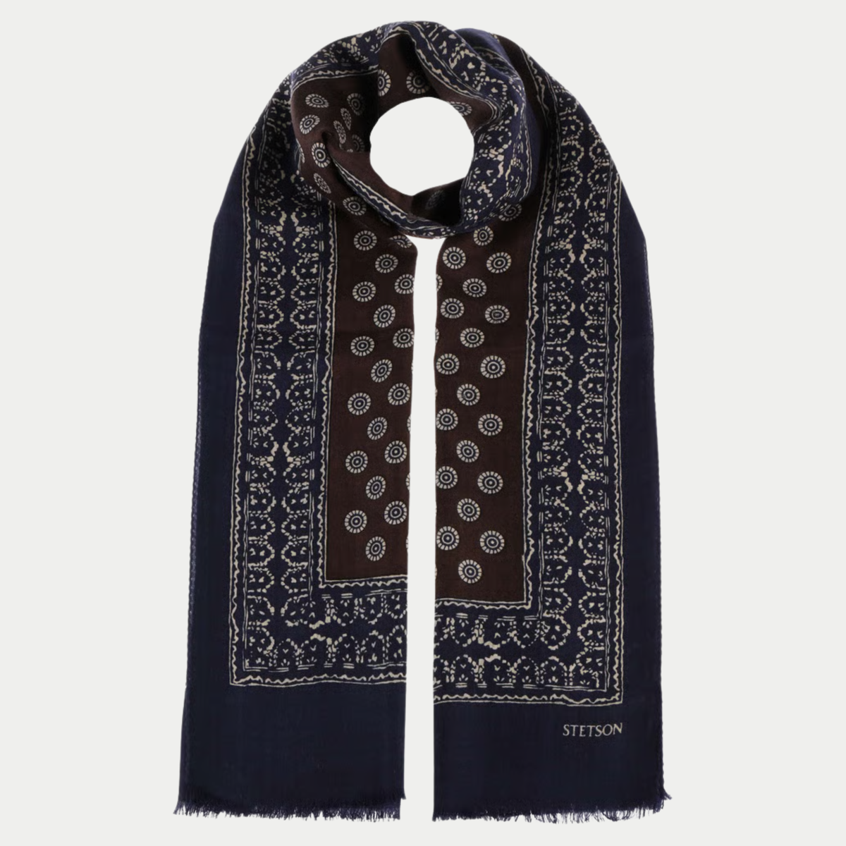 Écharpe Stetson à pois nouée en boucle, cadre bleu marine façon bandana et centre marron semé de rosaces écrues