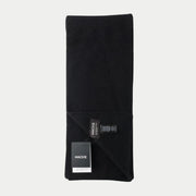 Écharpe Caolas noir profond en laine feutrée, pliée en deux, coin rabattu, étiquette tissée visible.