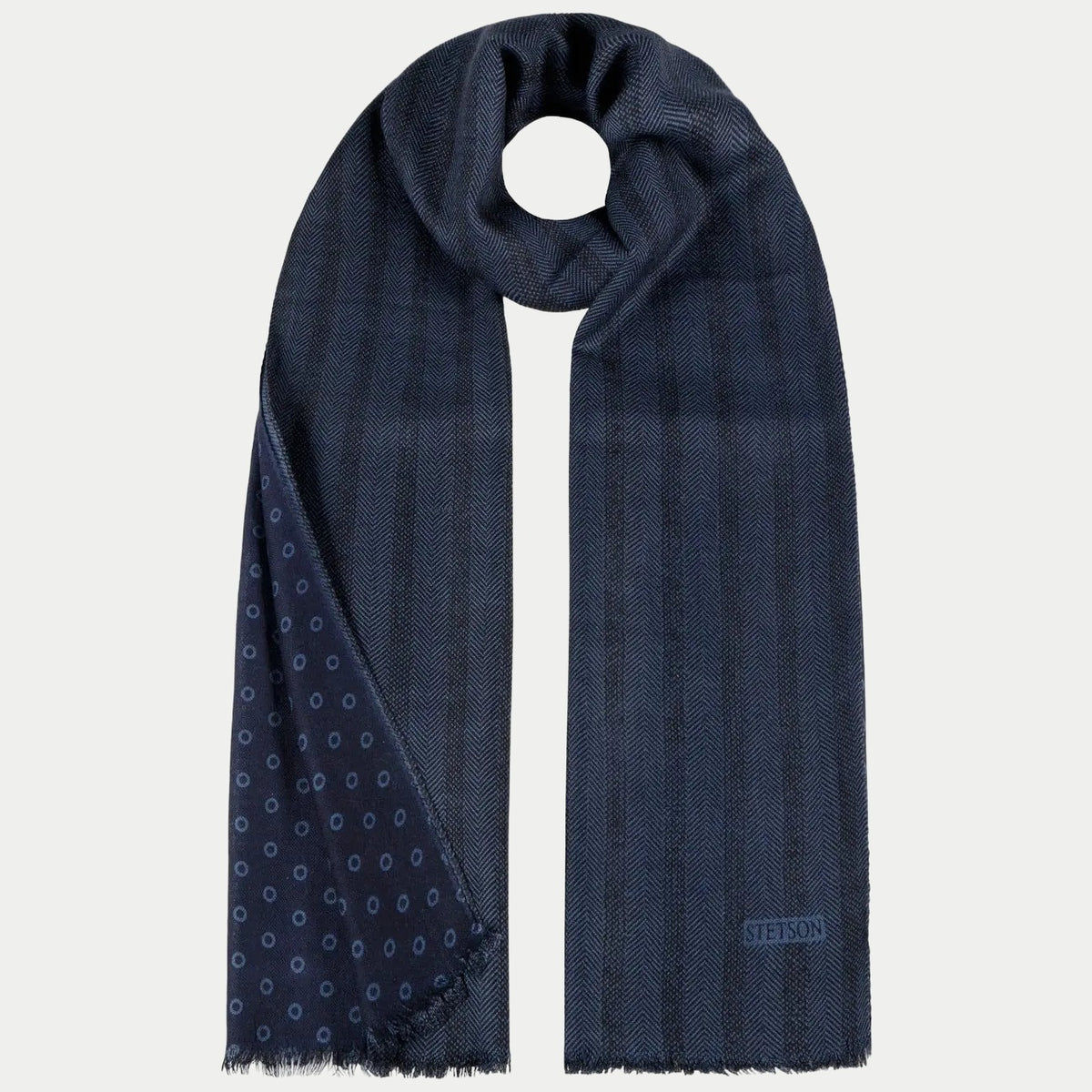 Écharpe Stetson chevrons à pois bleu marine, drapée, un pan retourné montrant le revers à pois cerclés