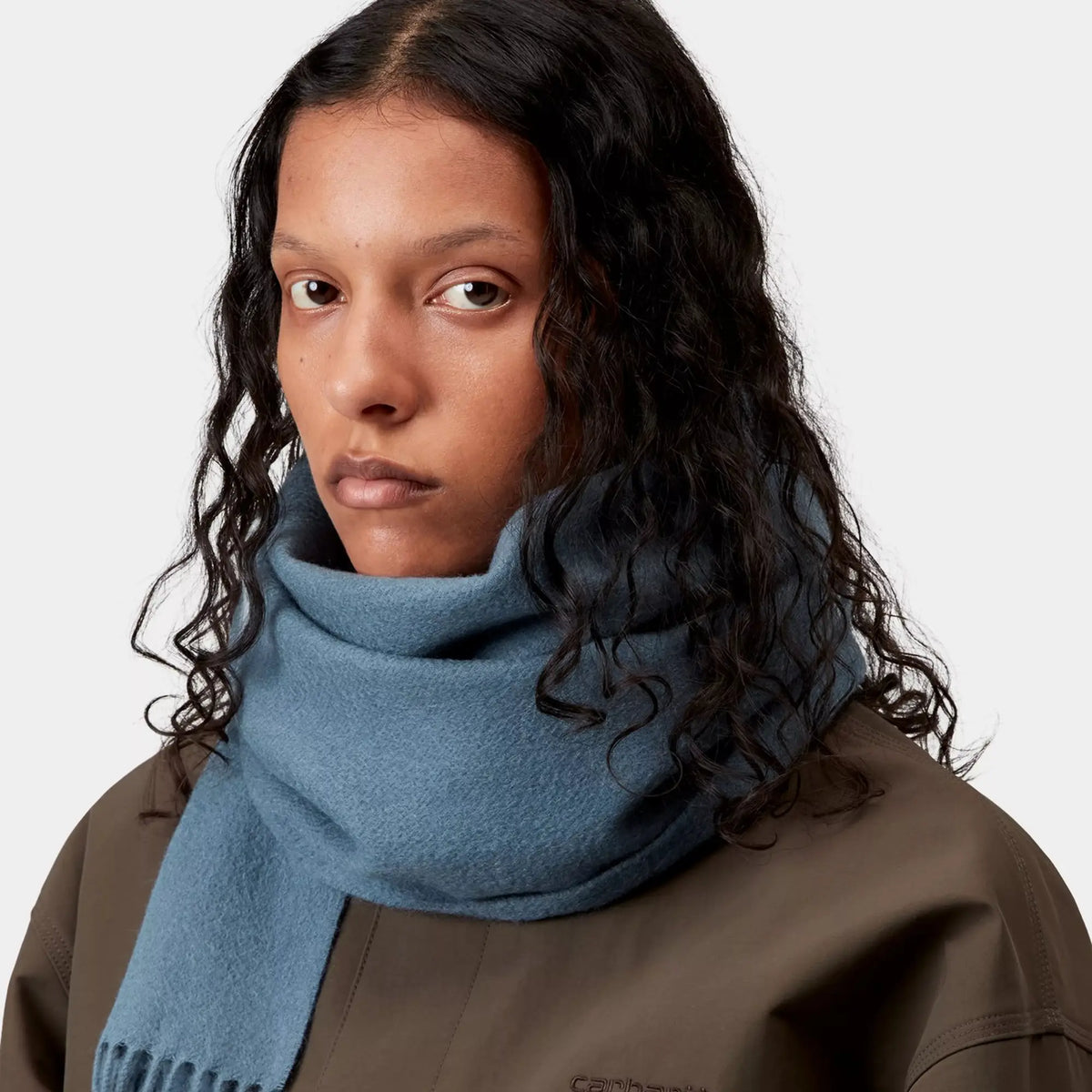 Écharpe Carhartt WIP Clan Angelite portée, enroulée en col haut autour du cou, un pan retombant devant