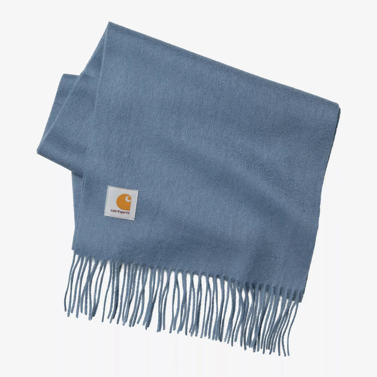 Écharpe Carhartt WIP Clan Angelite bleu gris clair, pliée à plat : laine brossée, franges et étiquette logo carrée