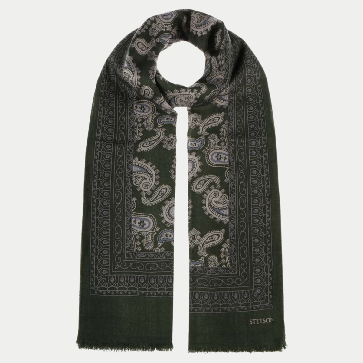 Écharpe Stetson à imprimé paisley vert foncé nouée en boucle, paisley gris et bleu ardoise dans un cadre façon bandana