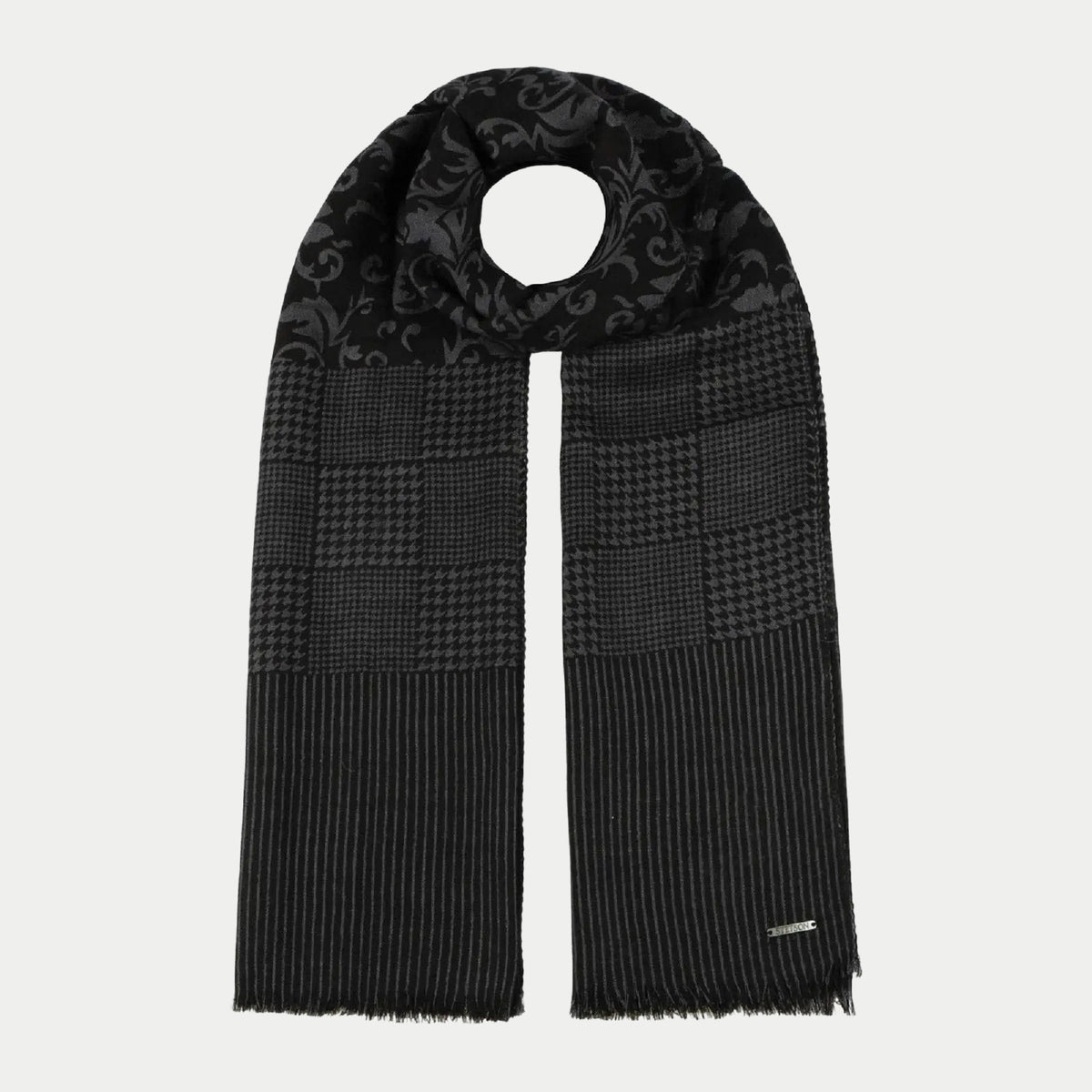 Écharpe noire à motifs jacquard gris, arabesques, damier pied-de-poule et fines rayures