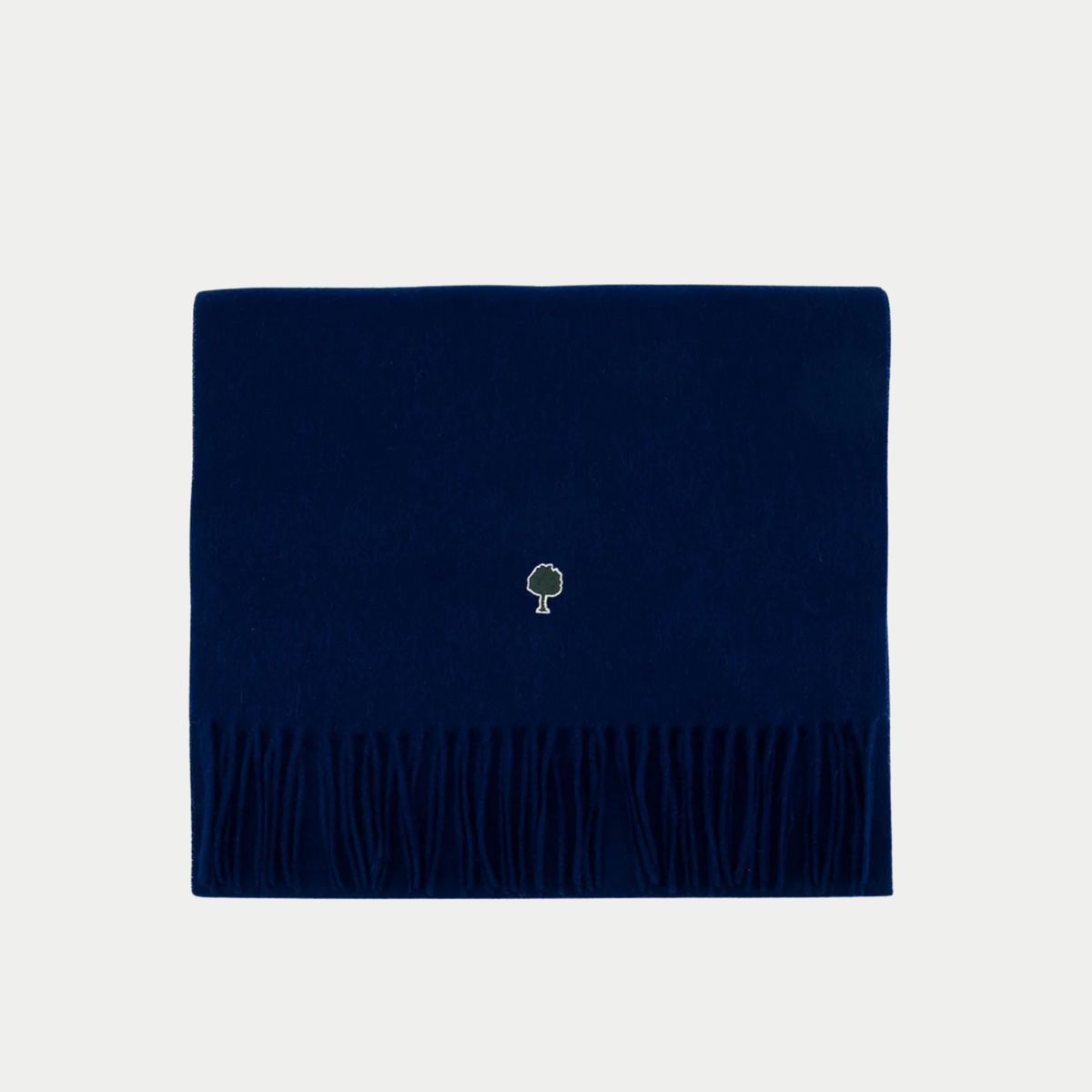 Écharpe en laine et cachemire bleu marine pliée à plat, franges nouées et arbre brodé vert