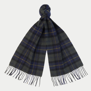 Écharpe Barbour en laine d’agneau nouée, tartan vert foncé et bleu marine à fins filets jaune moutarde.