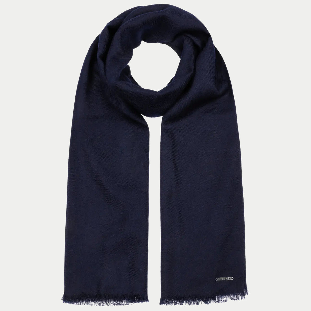 Écharpe en laine bleu marine enroulée, longs pans terminés par des franges