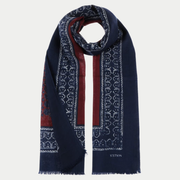 Écharpe Ornaments Stetson bleu marine nouée en boucle, vue d'ensemble : ornements blancs façon bandana, bande bordeaux, franges