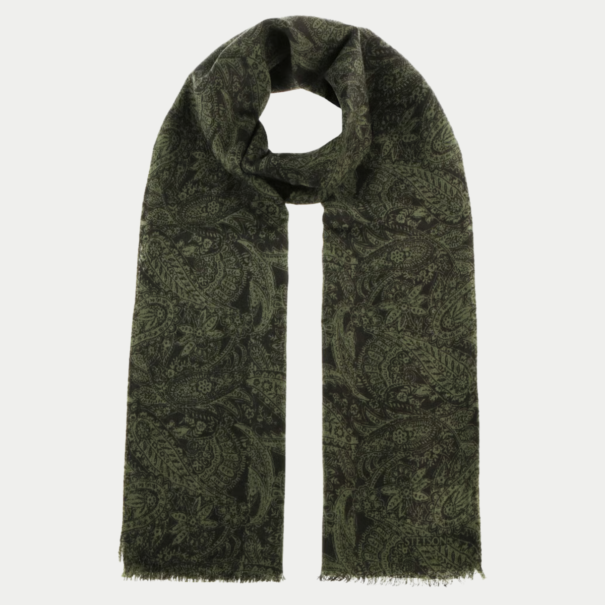 Écharpe Stetson paisley bicolore nouée en boucle, vue d'ensemble : paisley olive sur fond noir, bords frangés