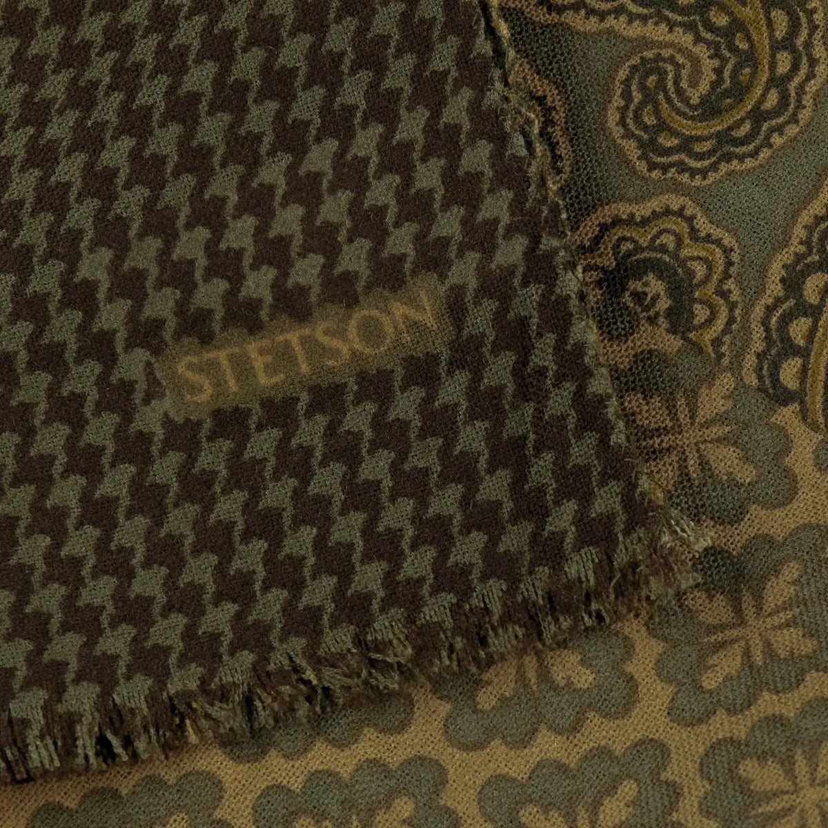 Écharpe paisley patchwork olive Stetson - détail du pied-de-poule brun et olive, étiquette Stetson et franges