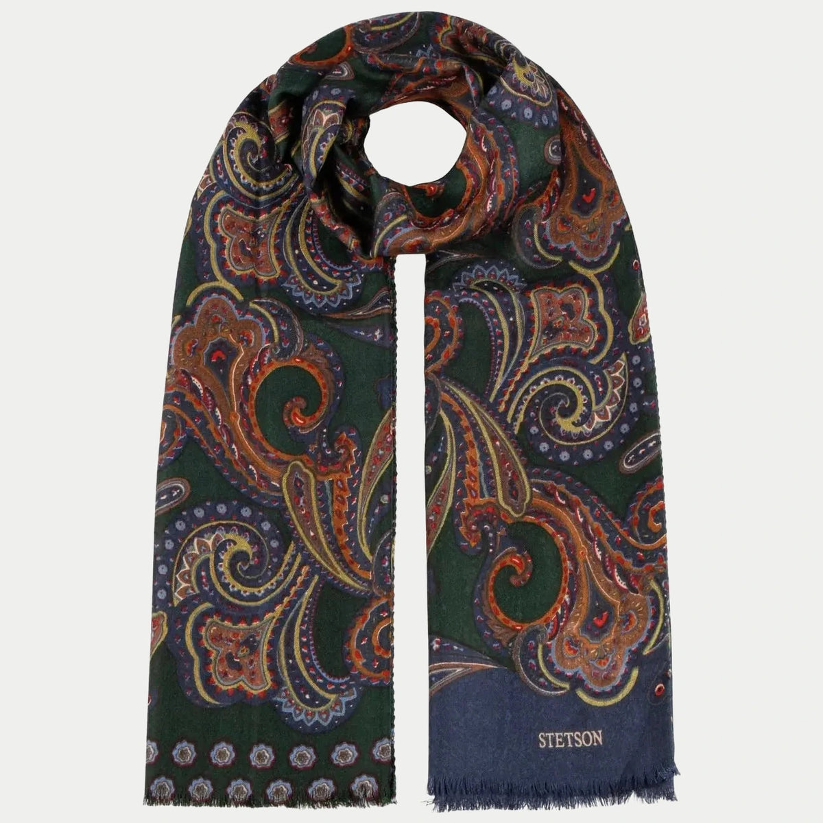 Écharpe Stetson Paisley vert foncé et bleu marine nouée en boucle, vue d'ensemble avec bout uni bleu marine siglé