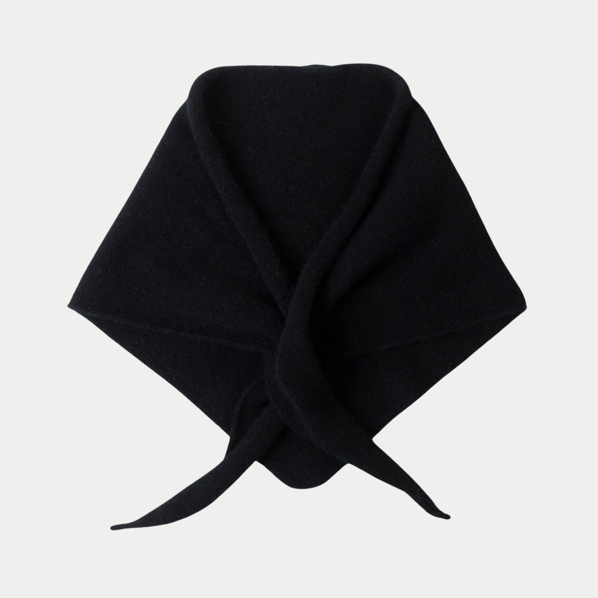 Écharpe Triangle Ardmhor Noir Mackie vue à plat, pointe croisée dans l'ouverture intégrée, maille laine et angora noire