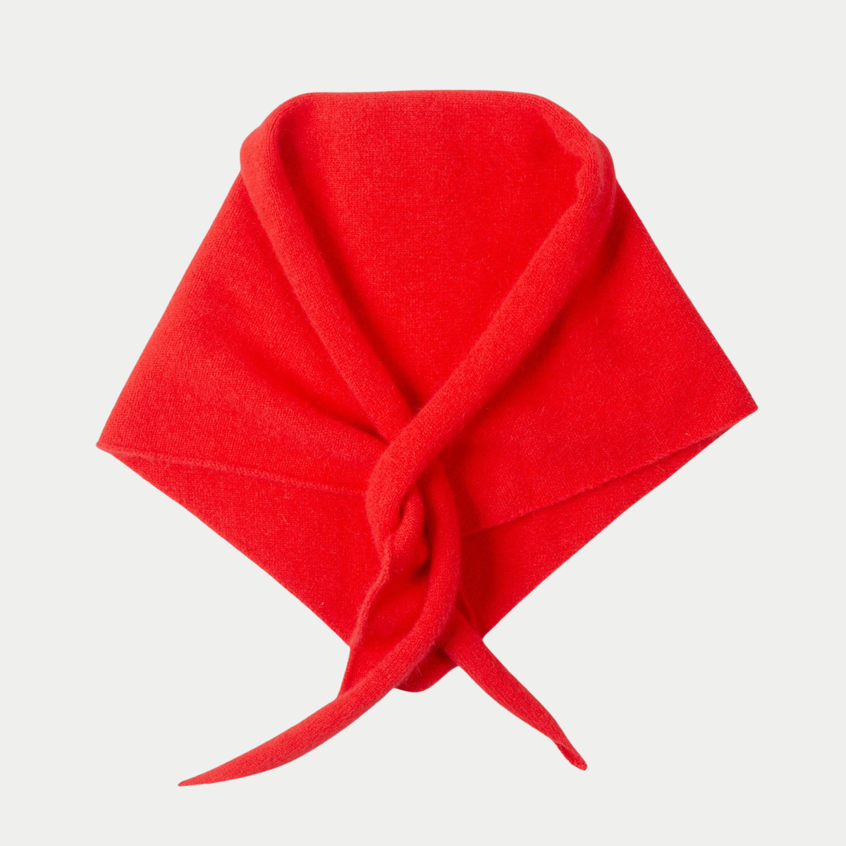 Écharpe Triangle Ardmhor Rouge Mackie posée à plat, pointe glissée dans l'ouverture, maille laine et angora rouge vif