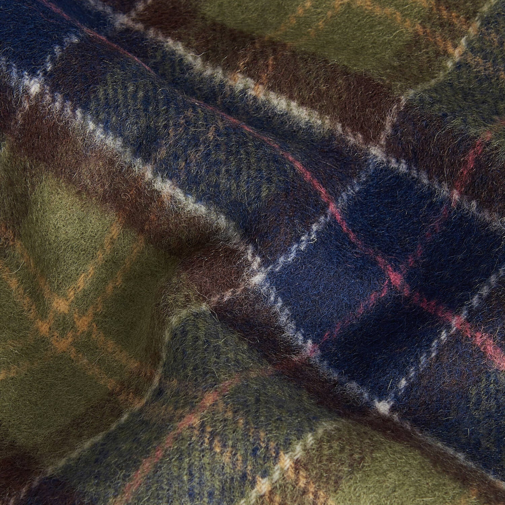 Gros plan sur la laine d'agneau de l'écharpe Barbour olive : carreaux marine, bandes brunes, filets rouges et moutarde