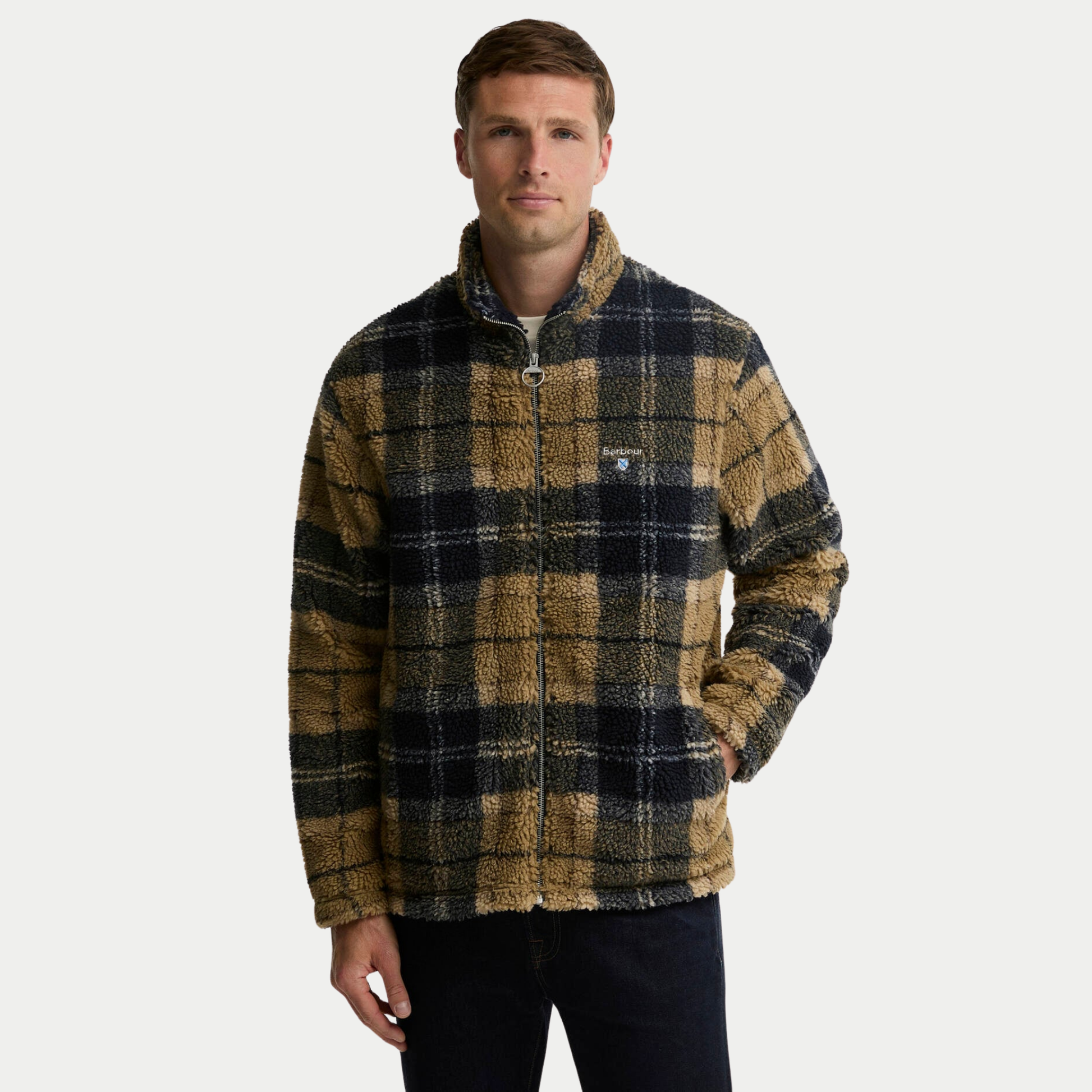 Polaire Sherpa Barbour tartan beige portée ouverte sur un t-shirt écru et un jean brut, vue de face