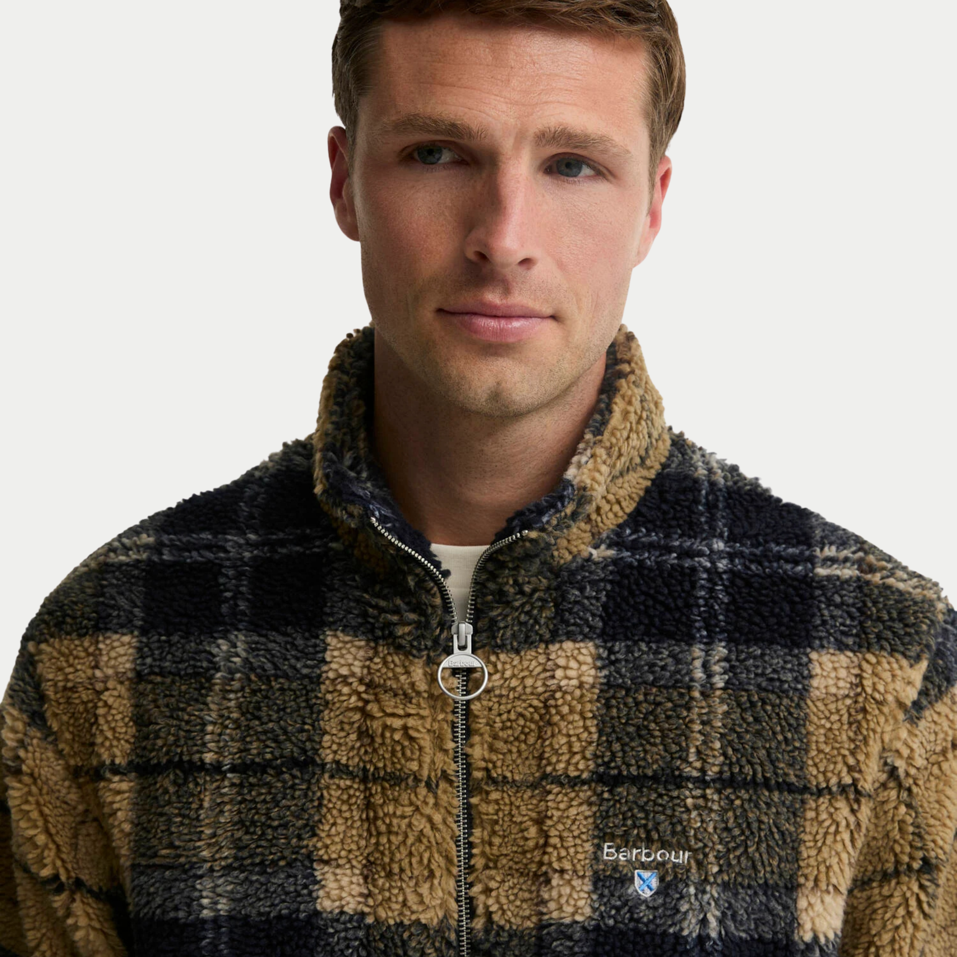 Polaire Sherpa Barbour tartan beige - gros plan du col montant, curseur anneau et broderie Barbour au blason