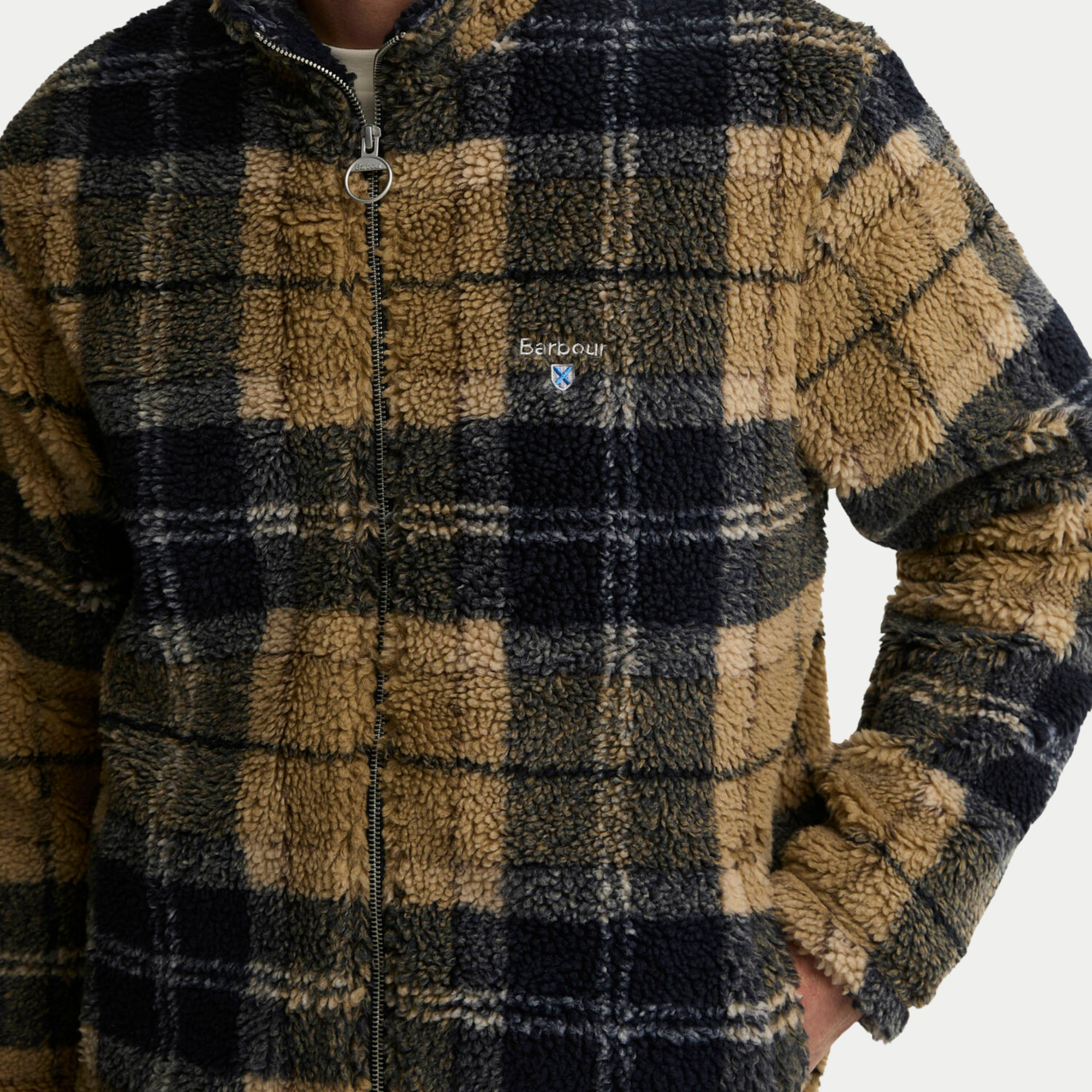 Polaire Sherpa Barbour tartan beige - détail de la poche latérale passepoilée, main glissée dedans, zip pleine longueur