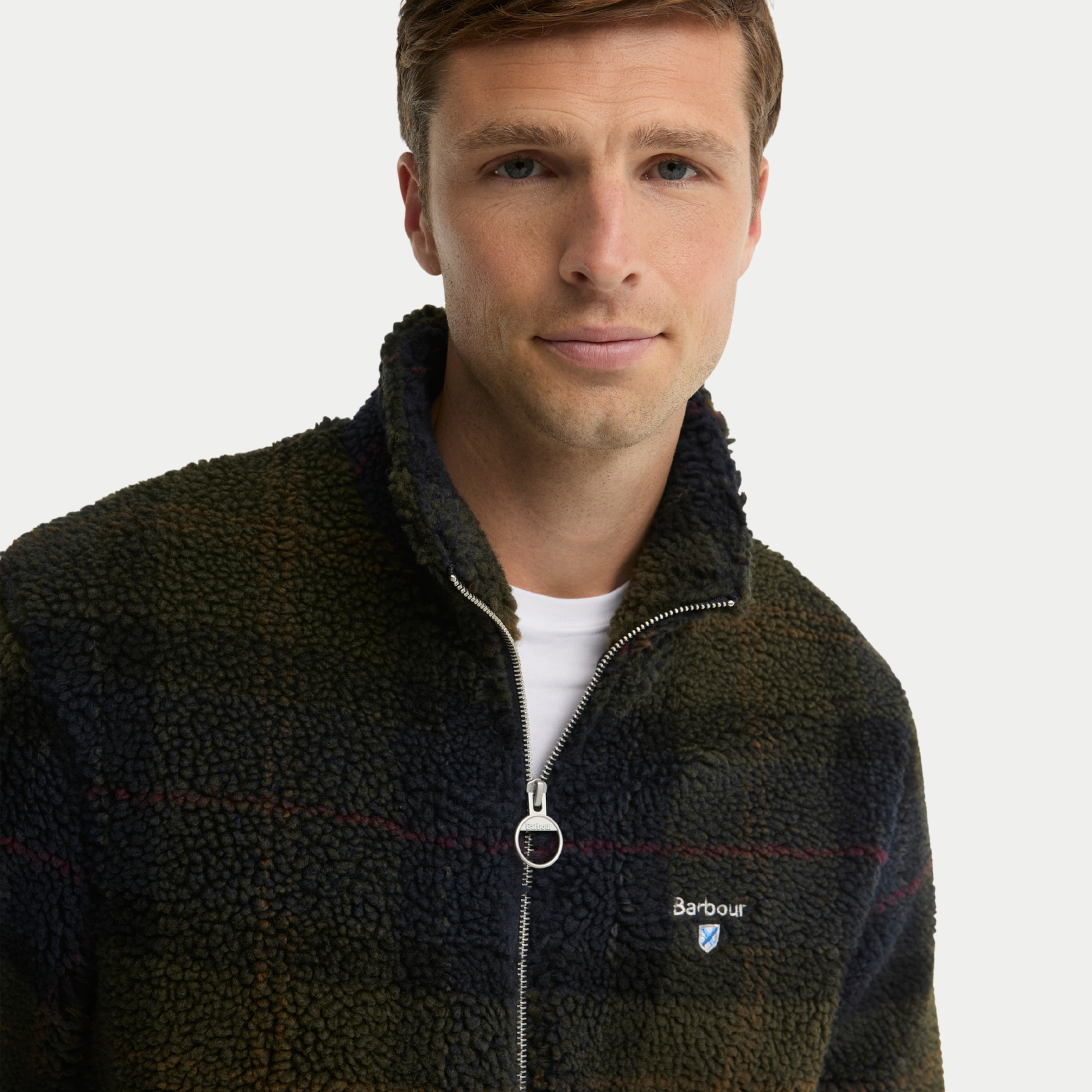 Col montant en sherpa tartan olive foncé, broderie Barbour et écusson sur la poitrine gauche