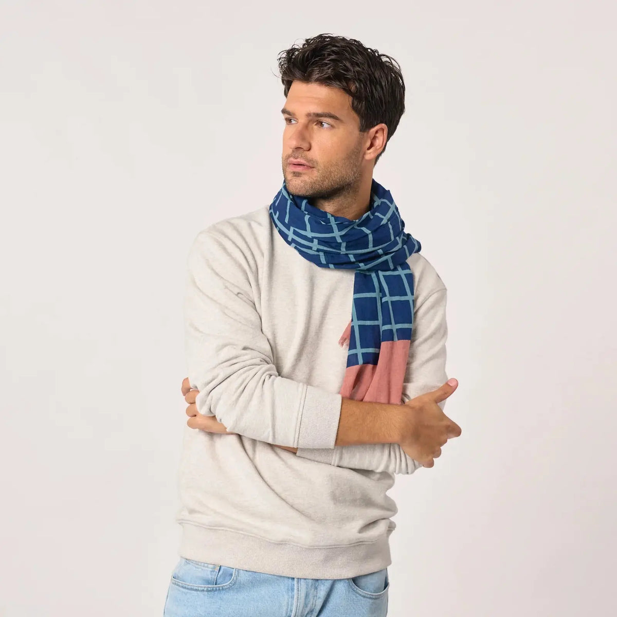 Foulard à grands carreaux Bleu Marine porté long autour du cou, extrémité rose terracotta apparente