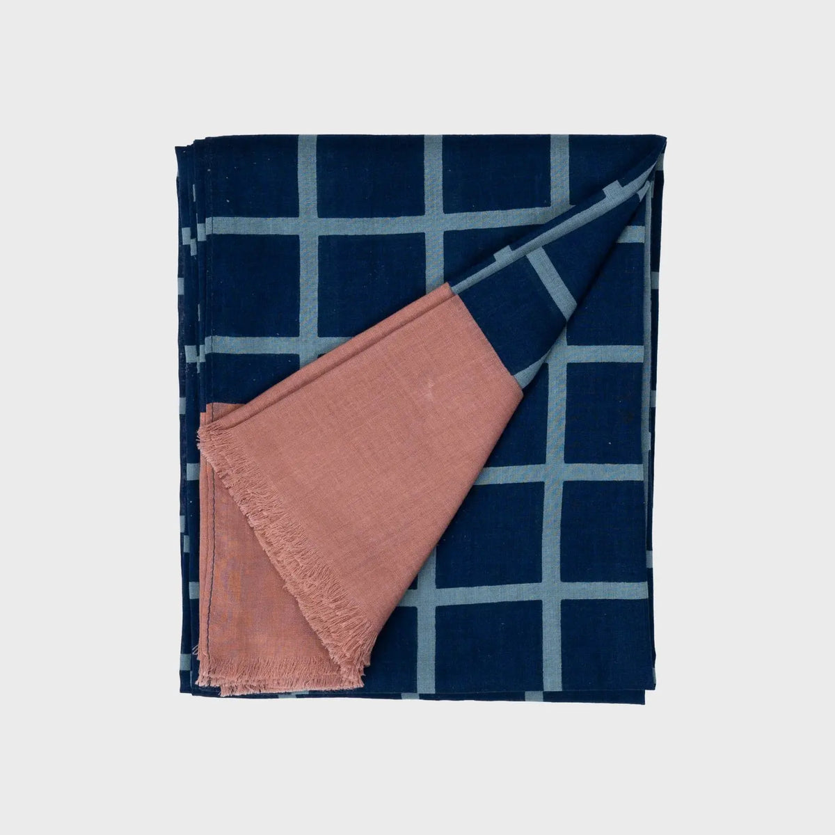 Foulard en coton plié, grands carreaux bleu ciel sur fond Bleu Marine et pan uni rose terracotta frangé