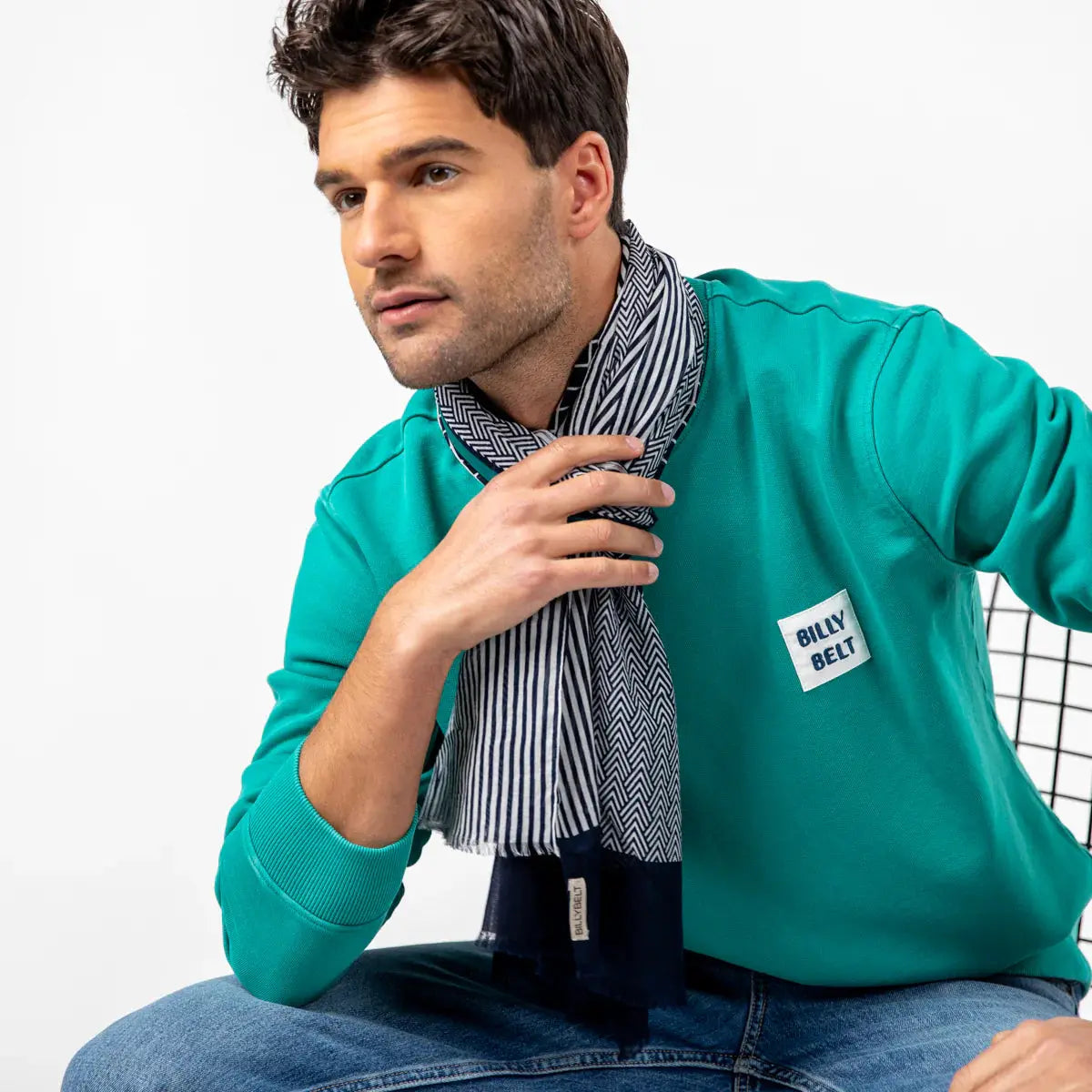 Foulard bicolore mêlant rayures et chevrons Bleu Marine, noué lâche avec les pans sur la poitrine