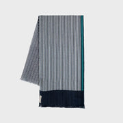 Foulard en coton plié : fines rayures Bleu Marine et blanches, liseré vert et large bout Bleu Marine