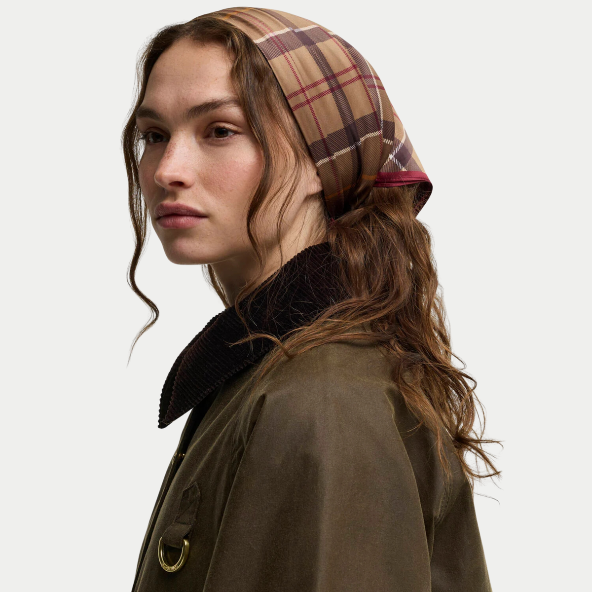 Foulard Kinsale tartan marron noué sur la tête, vu de trois quarts dos, bordure bordeaux apparente