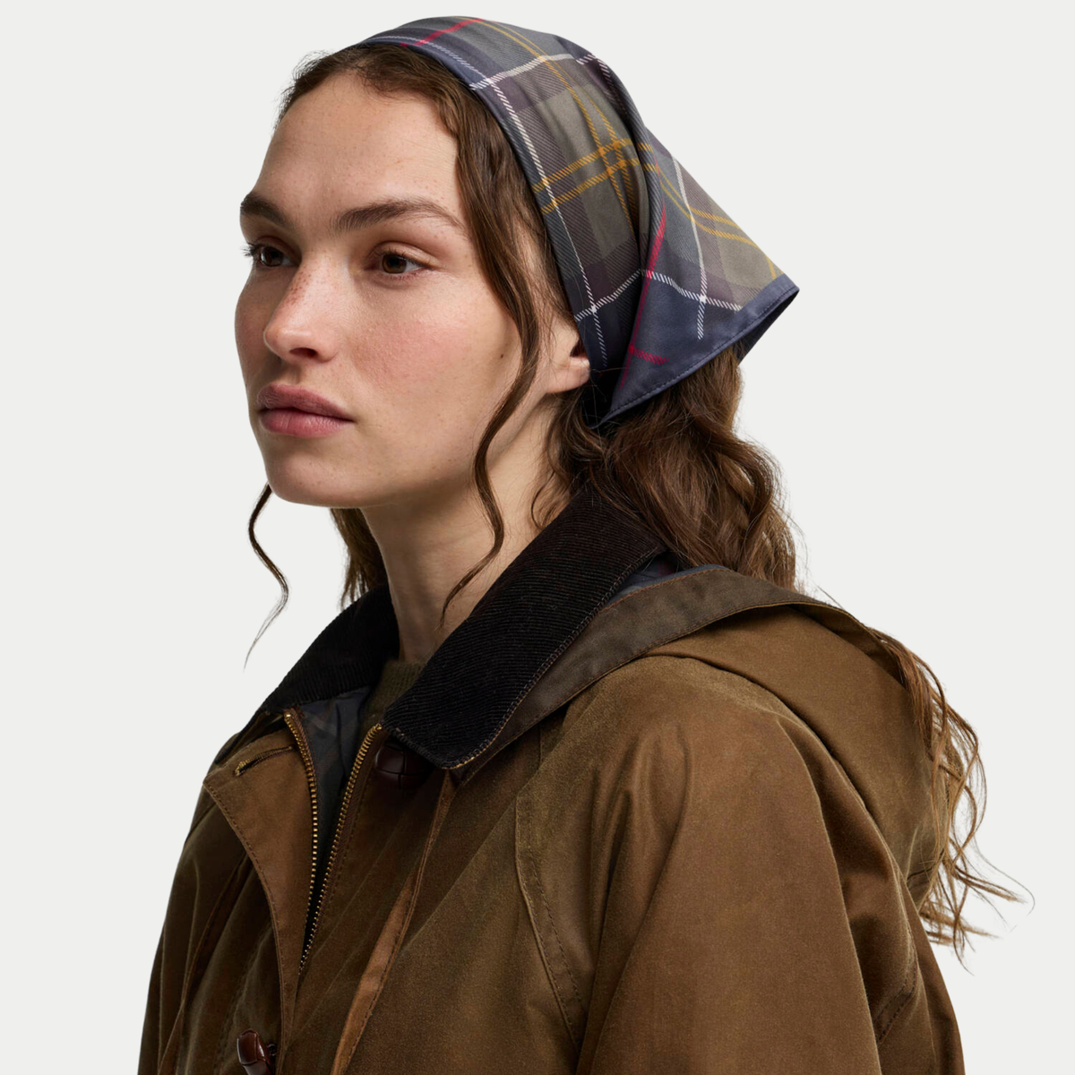 Foulard Kinsale tartan olive noué sur la tête, vu de trois quarts, la pointe retombant vers la nuque