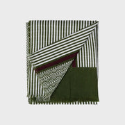 Foulard en coton plié mêlant rayures, quadrillage et chevrons vert olive sur écru, liseré bordeaux