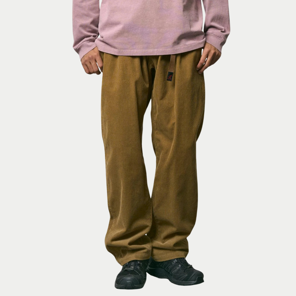 Pantalon G-Pant Velours Gramicci tan camel porté de face, coupe ample et jambe droite tombant sur des baskets noires