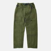 Gadget Pant Gramicci vert olive à plat : poches cavalières surpiquées, poche cuisse à patte logo rouge et sangle bleu nuit