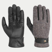 Paire de gants, paume en cuir noir et dessus en laine à chevrons gris-brun