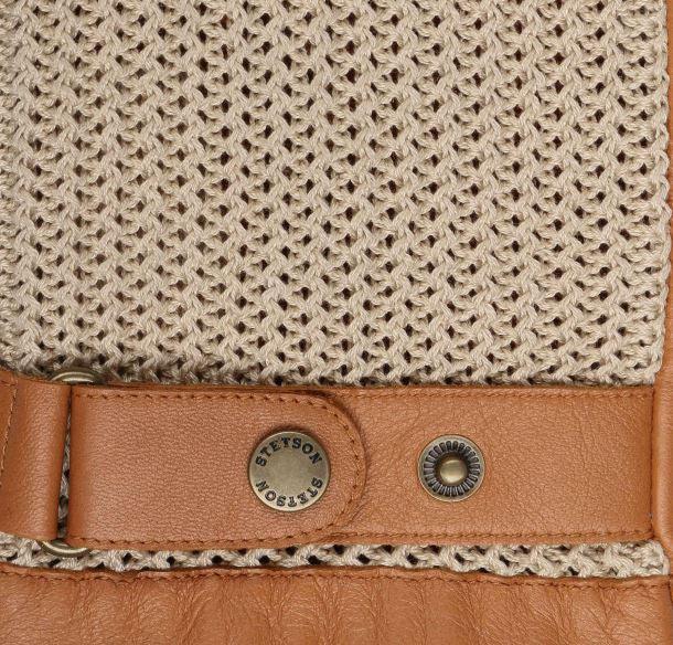 Patte de poignet en cuir cognac fermée par un bouton-pression laiton gravé