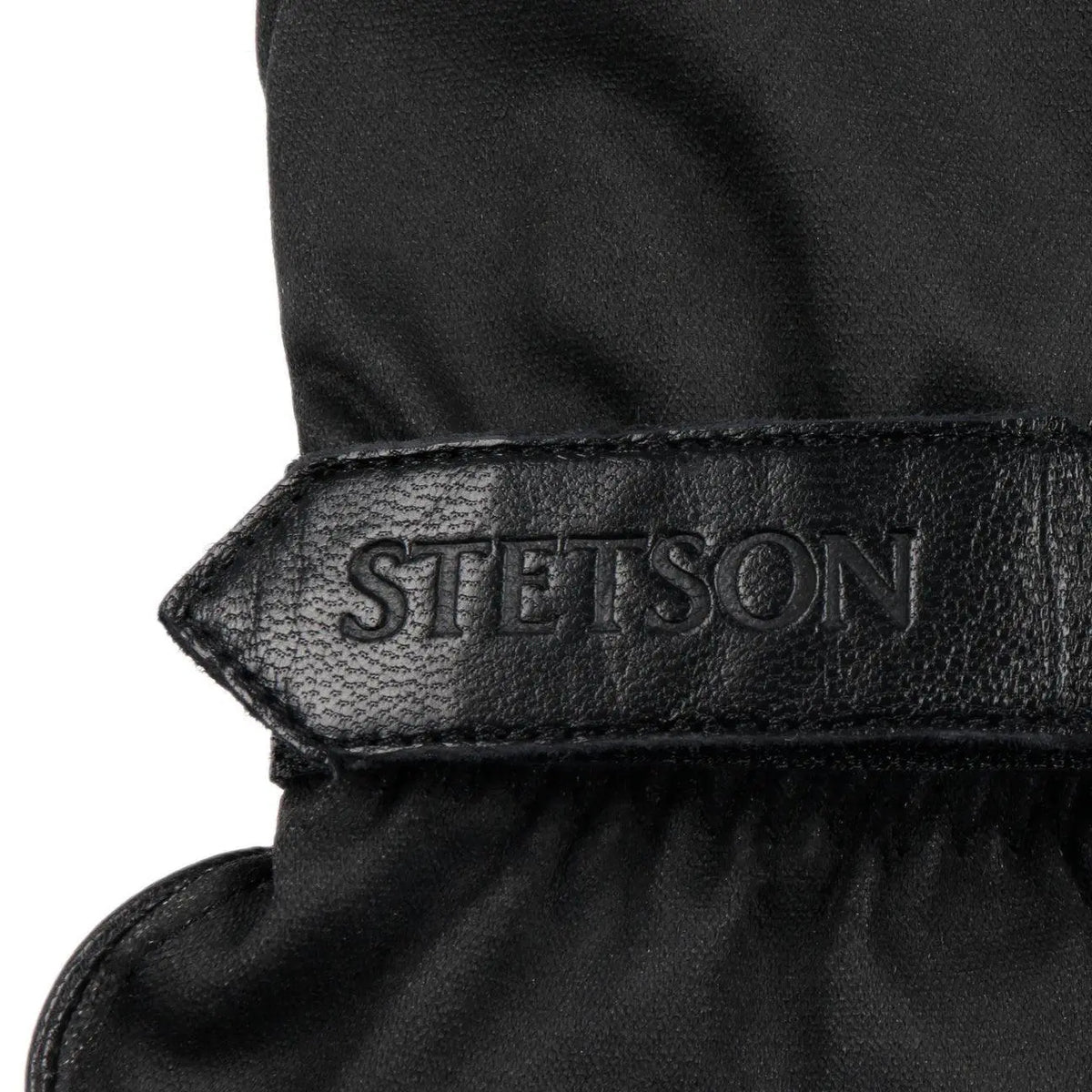 Patte de serrage en cuir noir gravée Stetson, vue macro